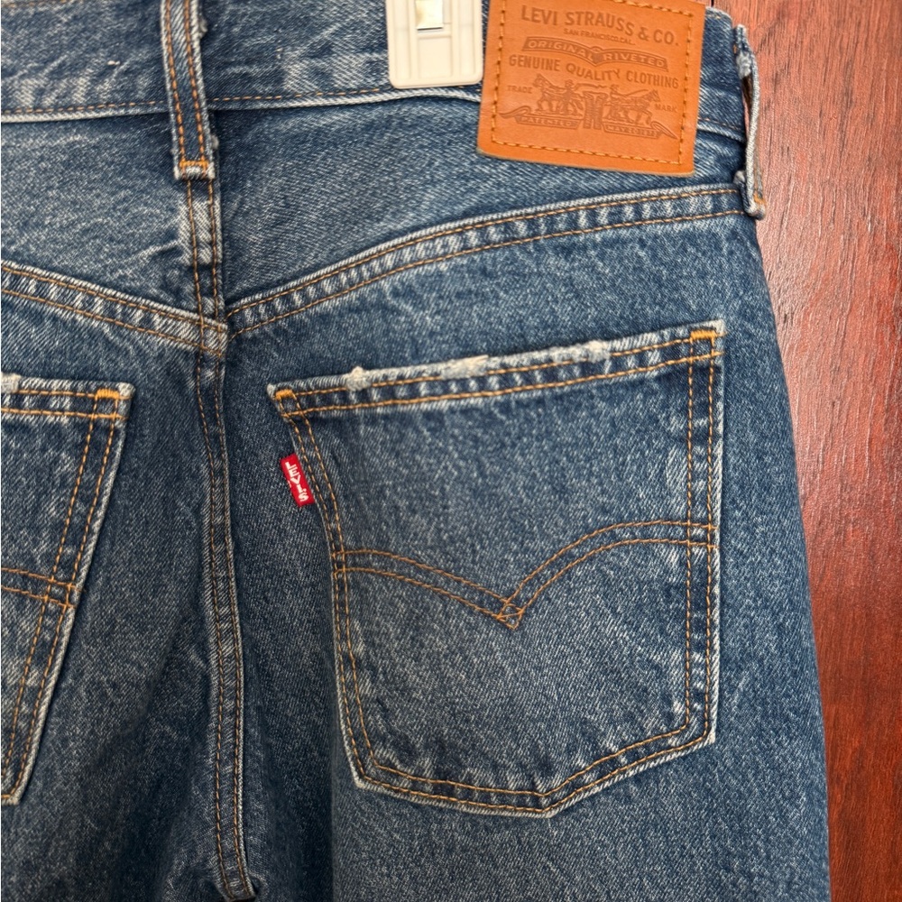 Levi’s Middy Straight in Medium Blue Wash - Picture 3 of 3